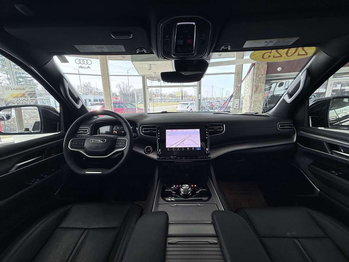 Used 2025 Jeep Wagoneer L Series III w/ Premium Group I AWD/4WD image 46