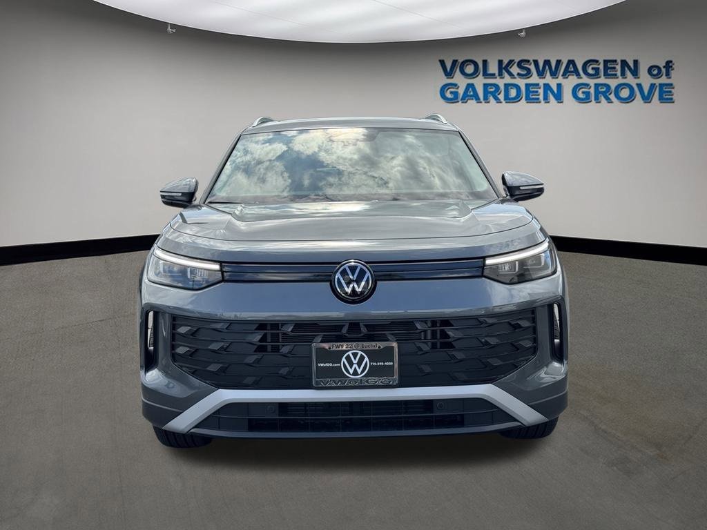 New 2025 Volkswagen Tiguan SE image 2