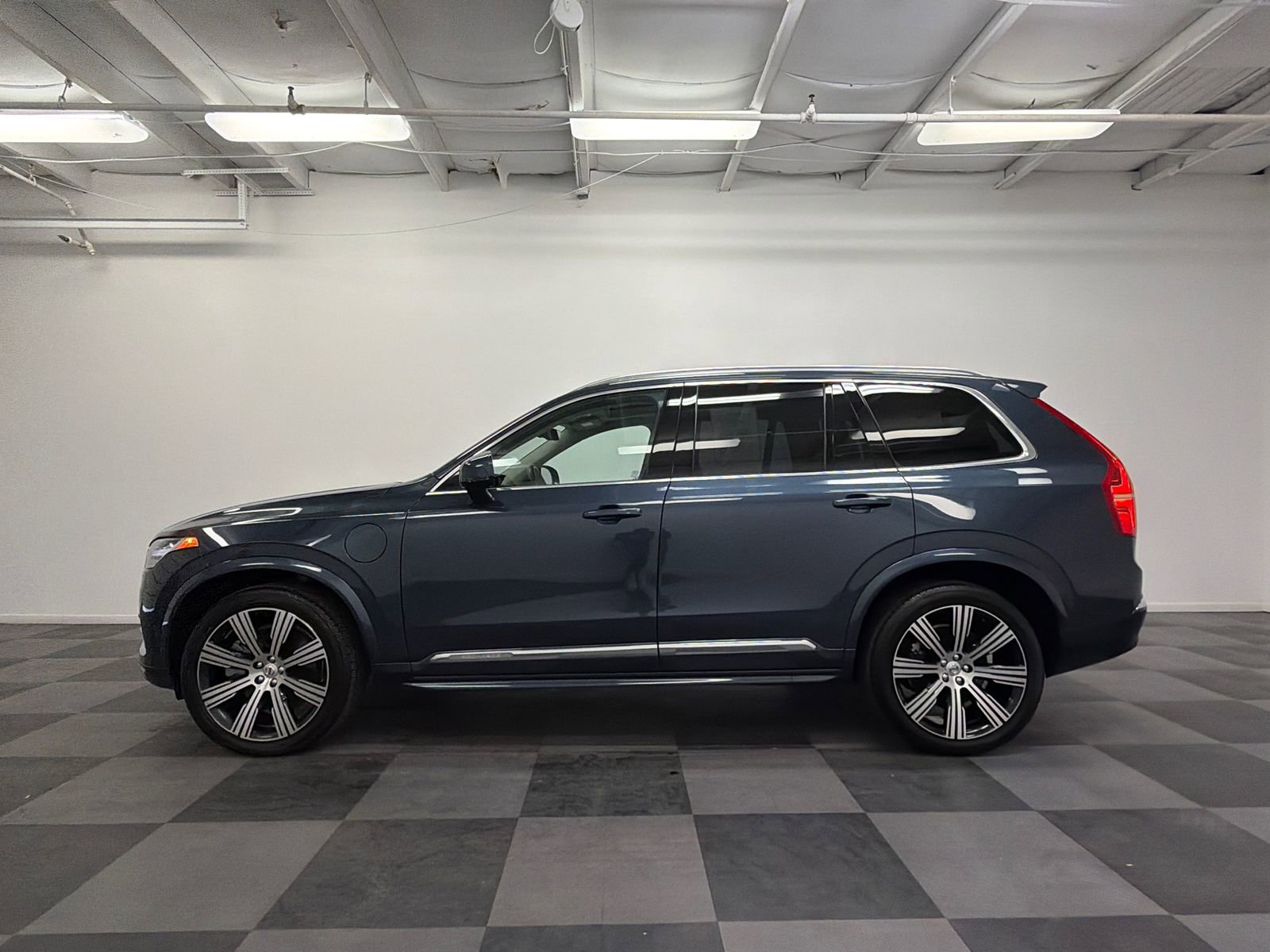 Used 2024 Volvo XC90 T8 Ultimate w/ Lounge Package image 4