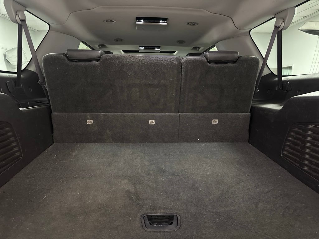 Used 2015 Chevrolet Suburban LTZ RWD image 14