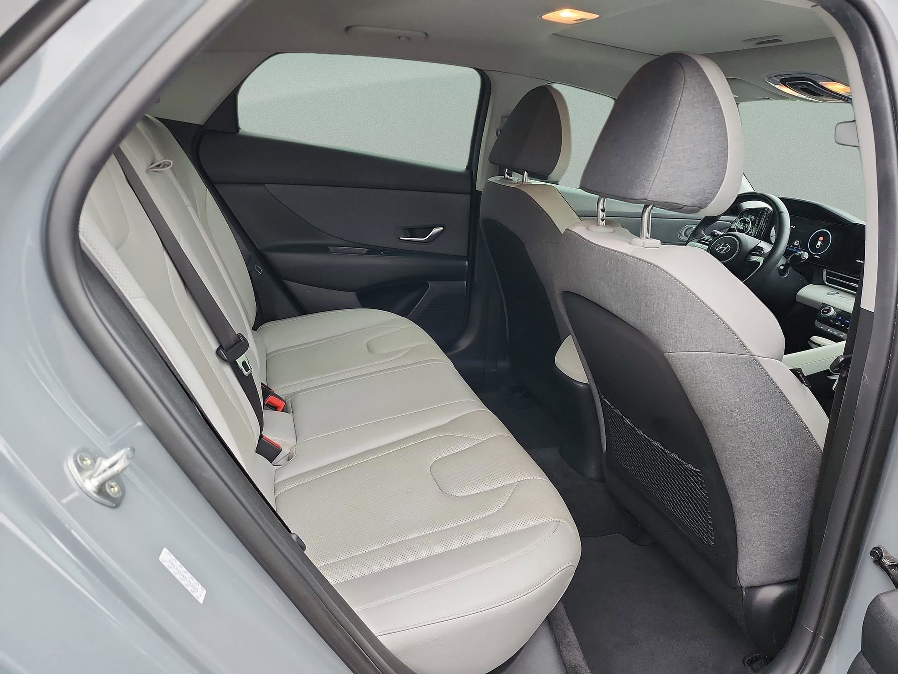 Used 2022 Hyundai Elantra Limited image 17