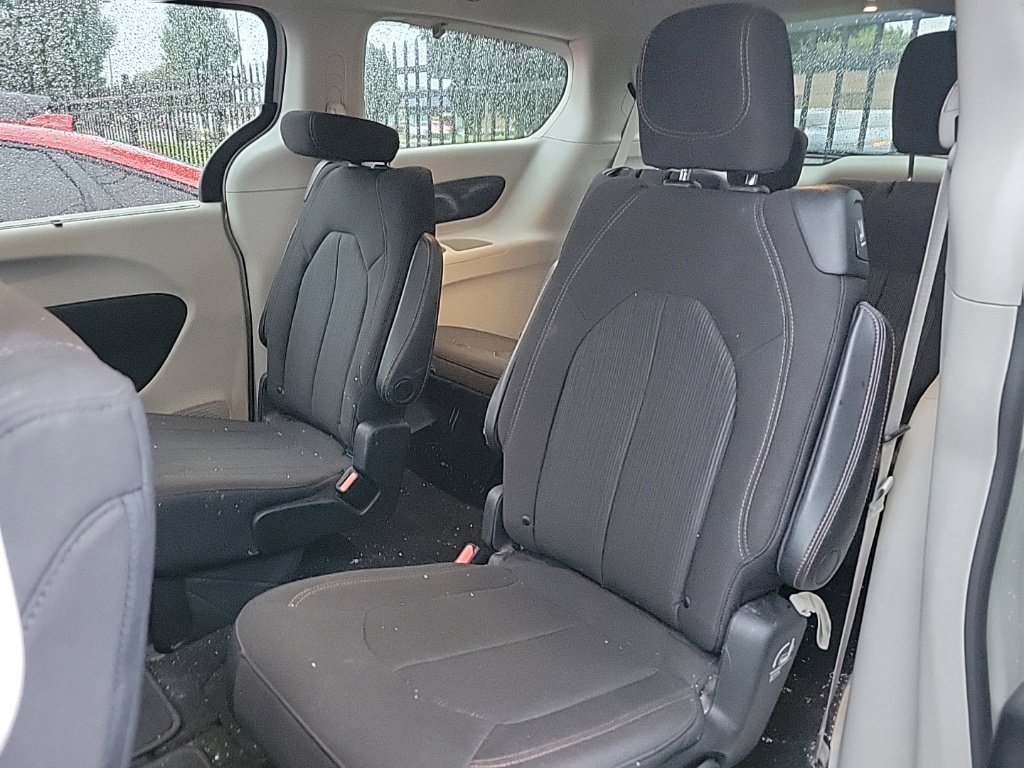 Used 2020 Chrysler Pacifica Touring FWD image 12