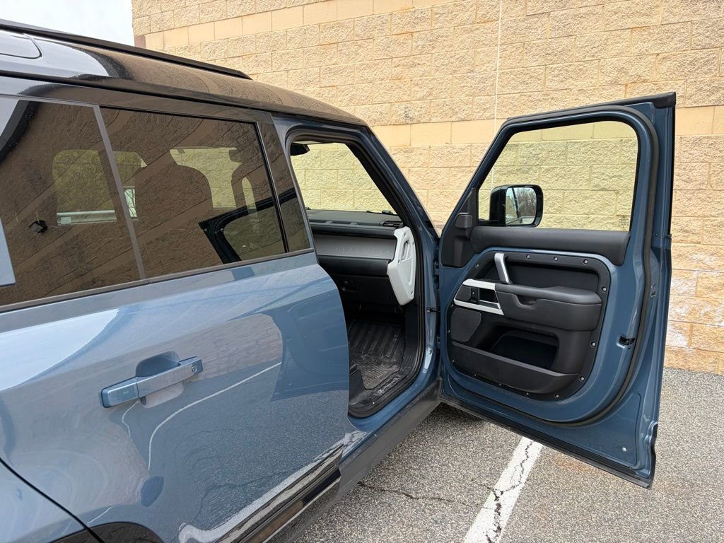 Certified 2023 Land Rover Defender 110 X-Dynamic SE image 17