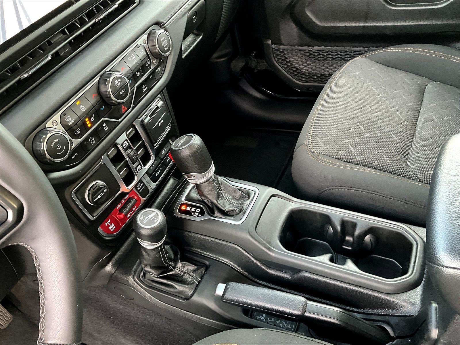 Used 2025 Jeep Gladiator Mojave w/ Convenience Group AWD/4WD image 18