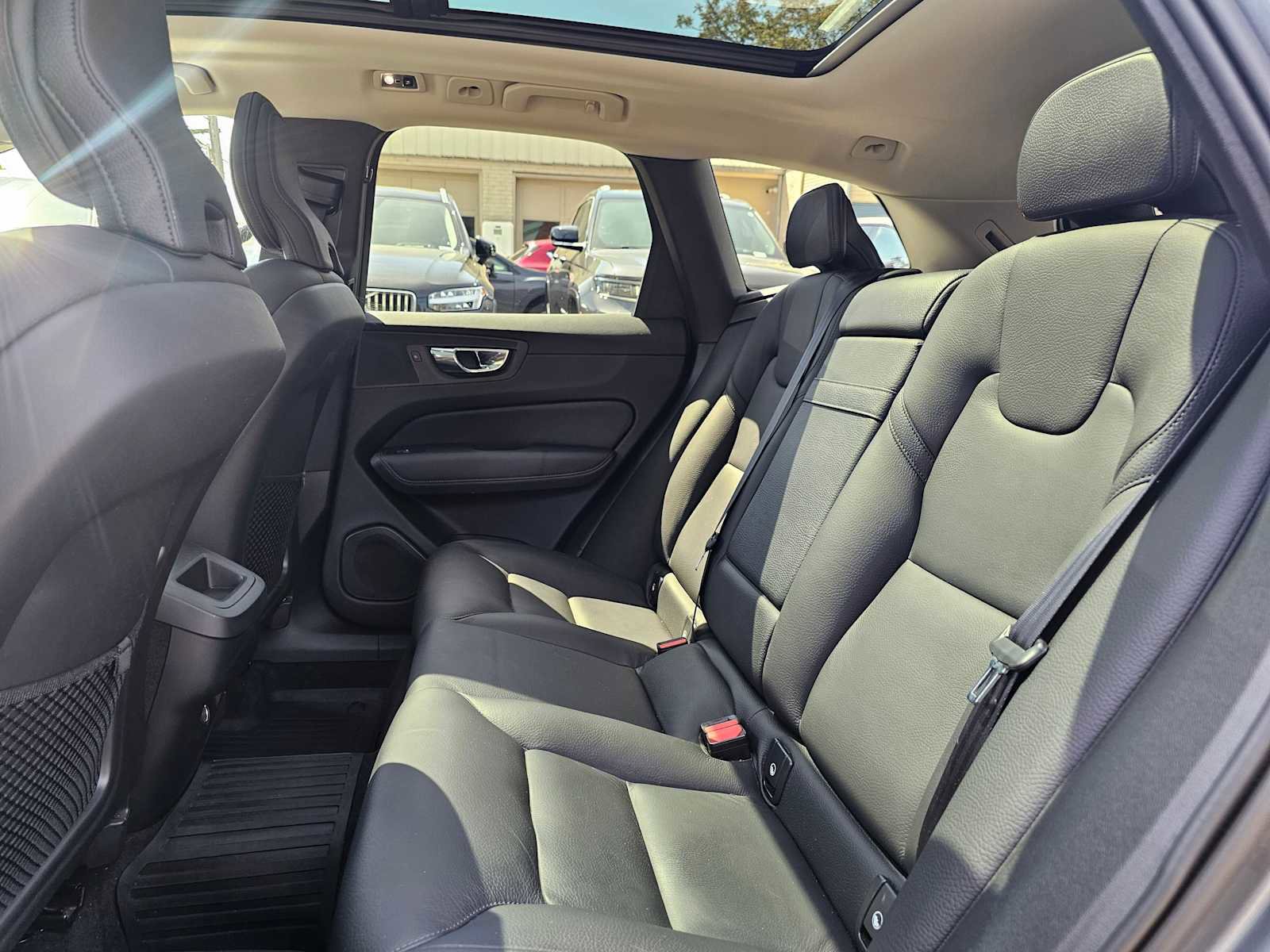 Used 2019 Volvo XC60 T6 Momentum w/ Advanced Package AWD/4WD image 18
