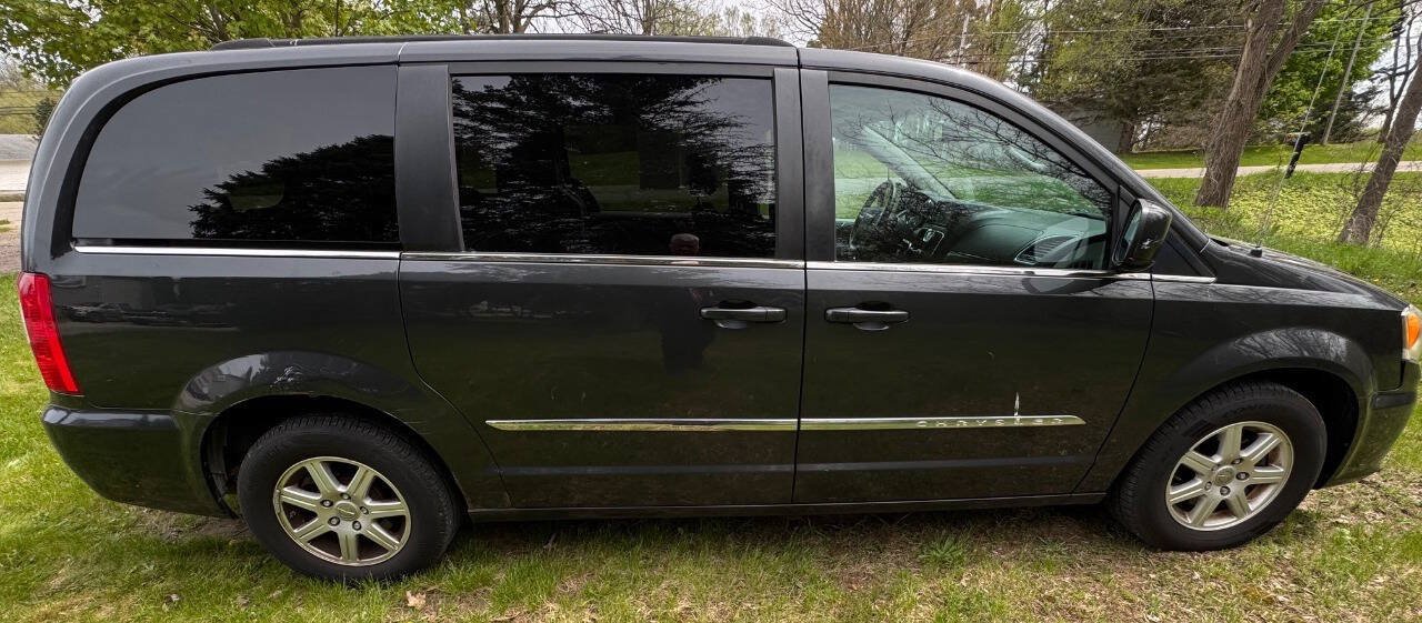Used 2012 Chrysler Town & Country Touring w/ Entertainment Group #1 FWD image 5