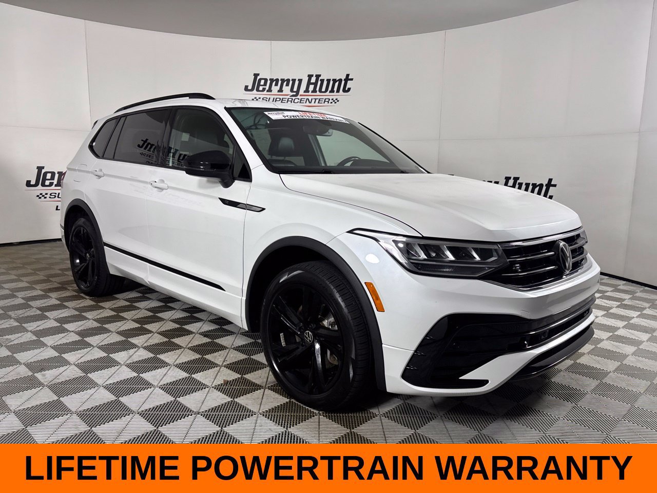 Used 2024 Volkswagen Tiguan SE R-Line AWD/4WD image 4