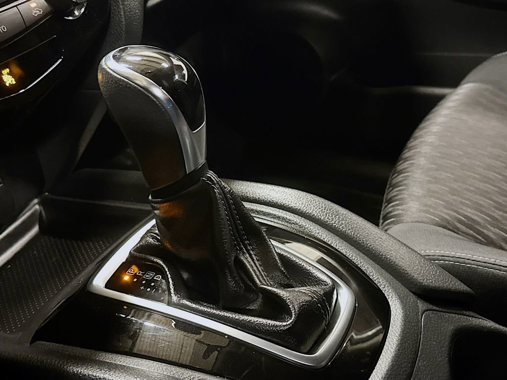 Used 2017 Nissan Rogue SV image 19