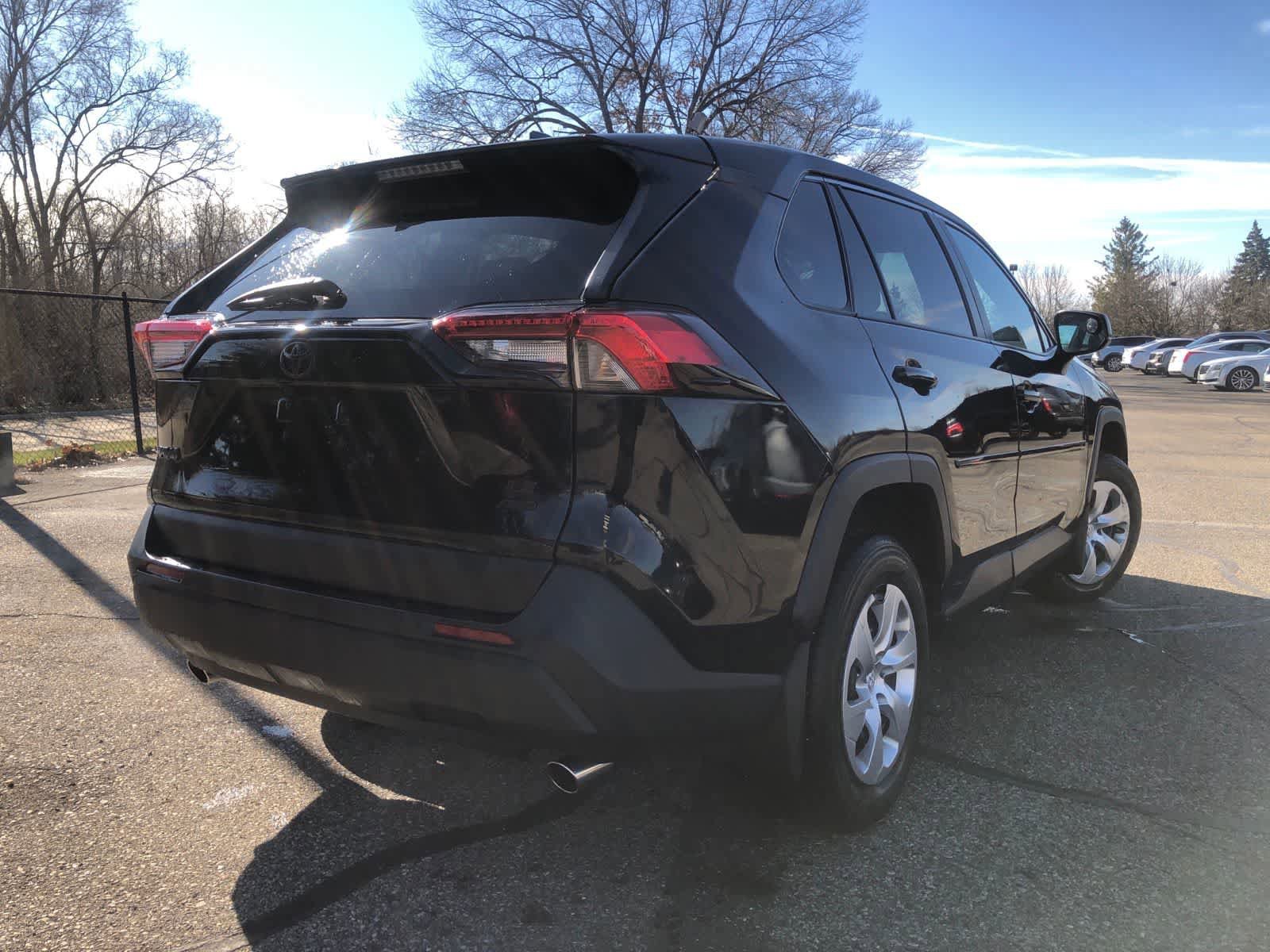 Used 2023 Toyota RAV4 LE AWD/4WD image 2