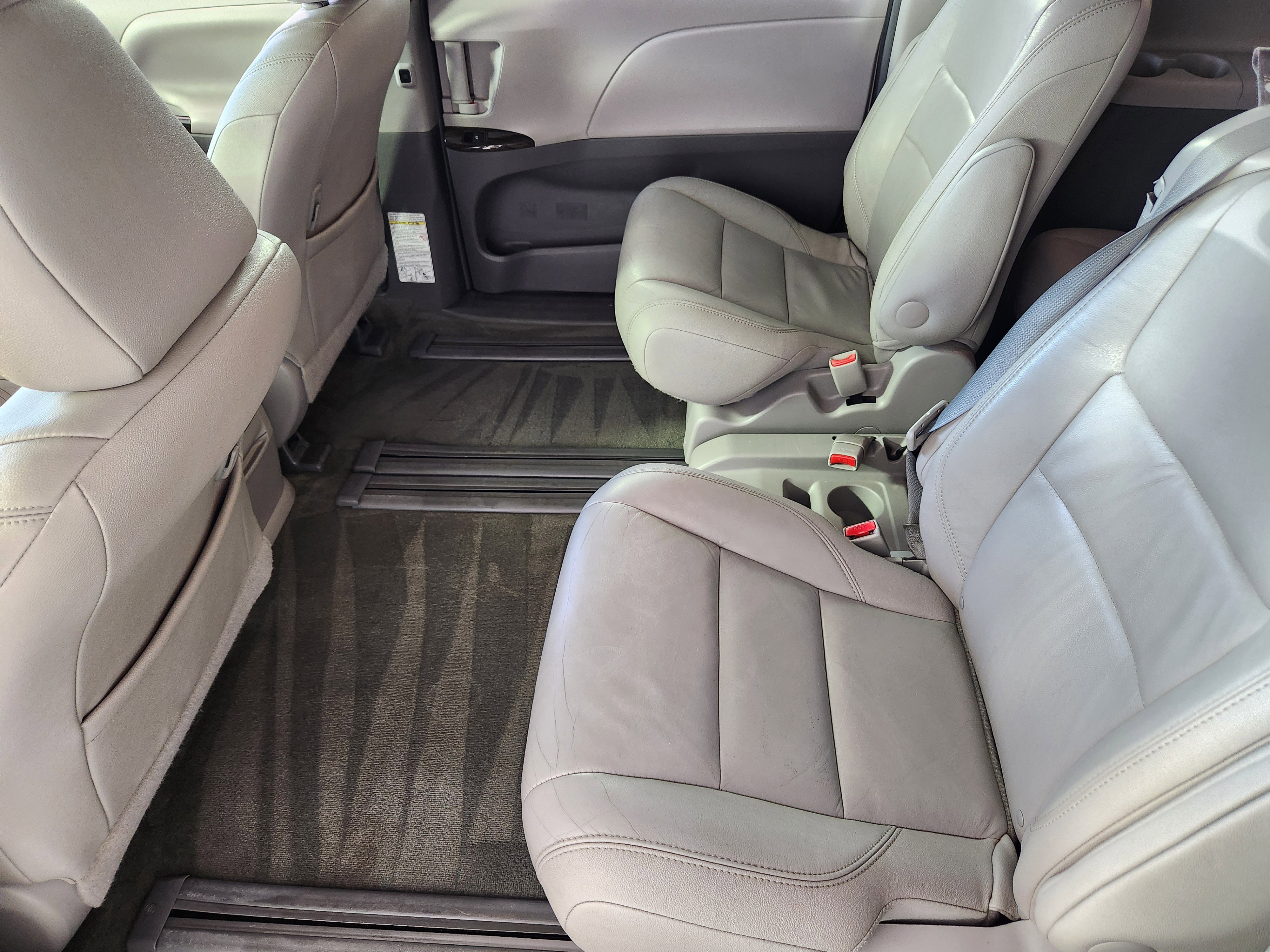 Used 2015 Toyota Sienna XLE Premium FWD image 14