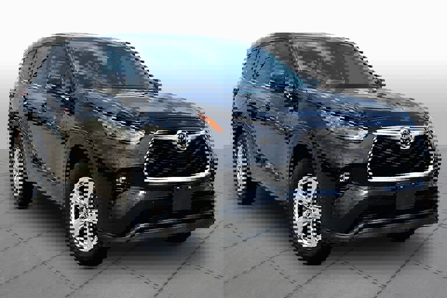 Used 2025 Toyota Highlander LE image 3