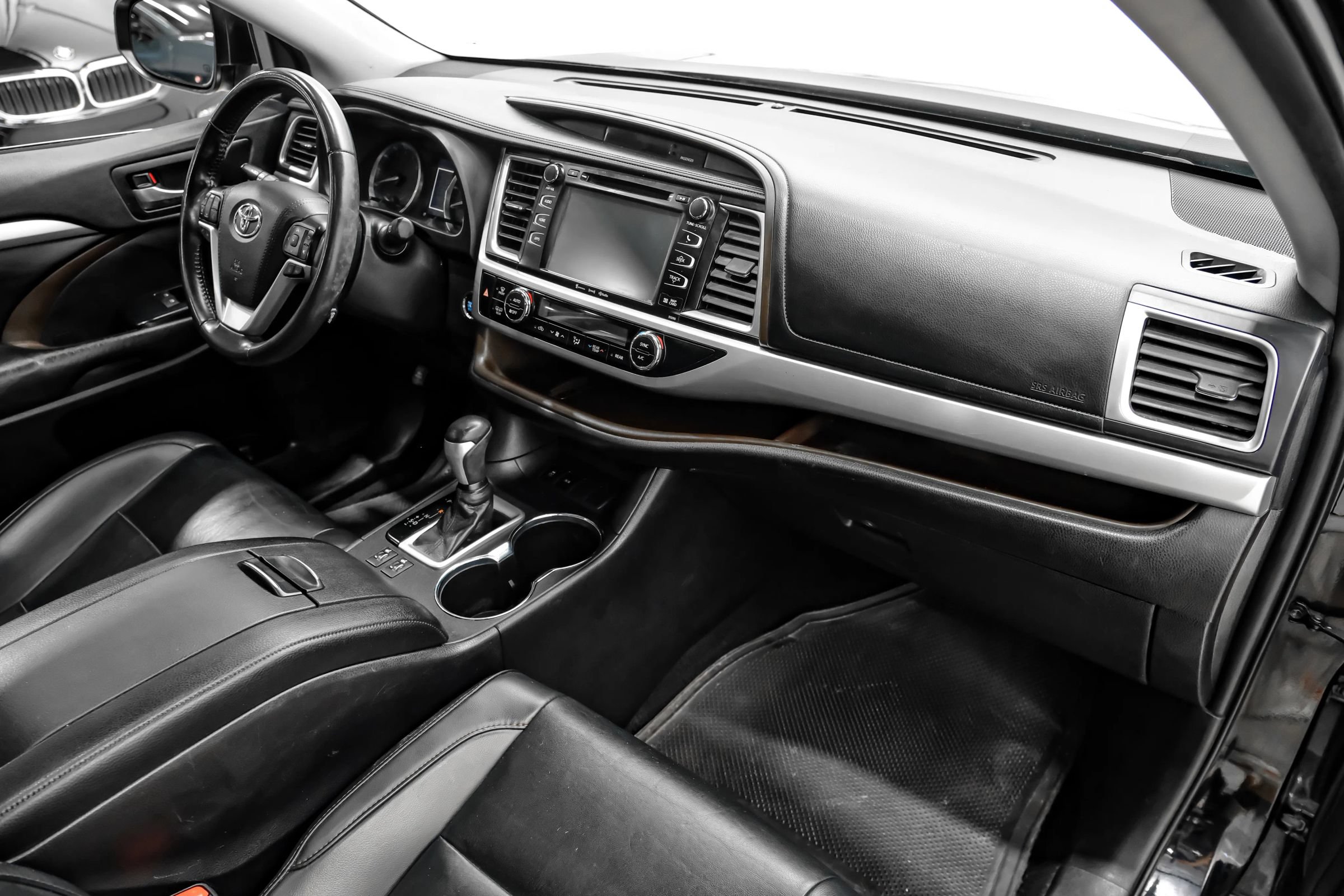 Used 2019 Toyota Highlander XLE FWD image 11