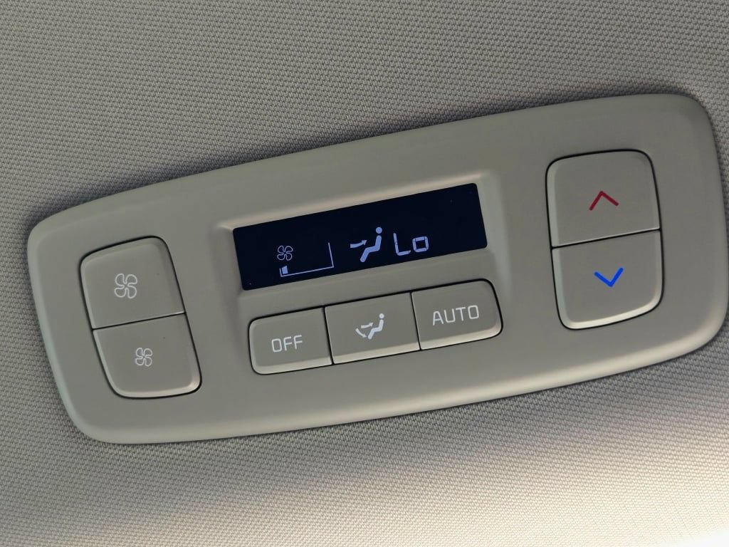 Used 2025 Kia Carnival EX FWD image 11