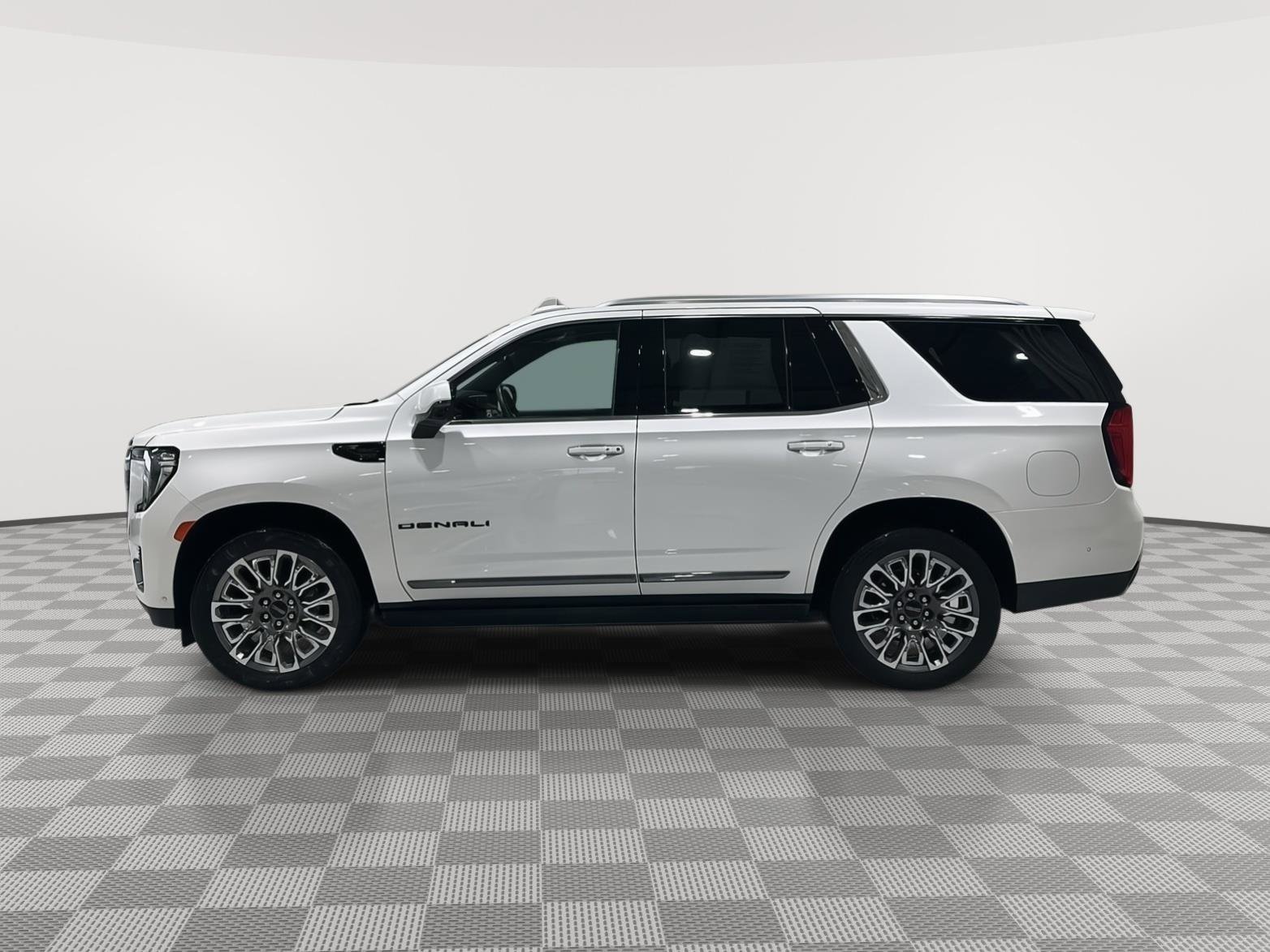 Used 2024 GMC Yukon Denali Ultimate AWD/4WD image 2
