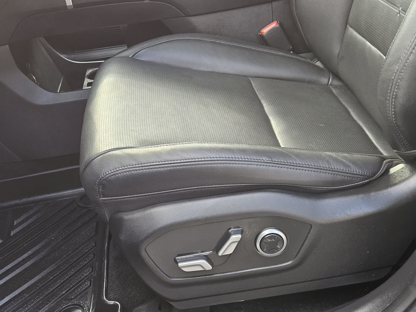 Used 2025 Hyundai Santa Fe Limited AWD/4WD image 23