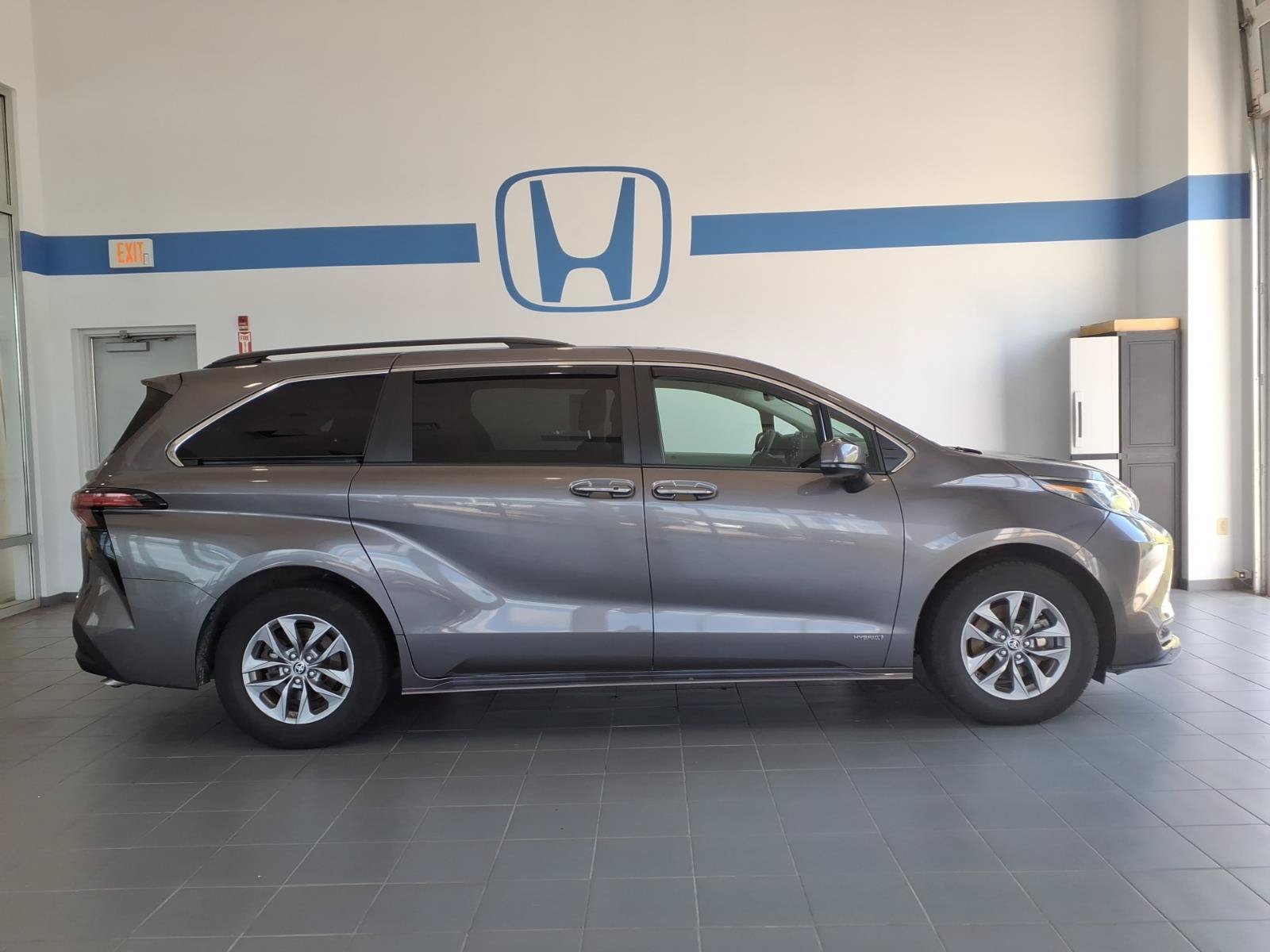 Used 2021 Toyota Sienna LE w/ LE Plus Package FWD image 4
