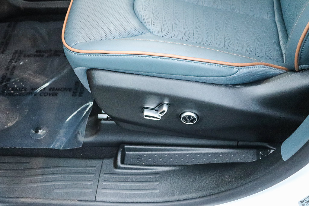 New 2027 Chrysler Pacifica Pinnacle w/ Theater Group FWD image 24