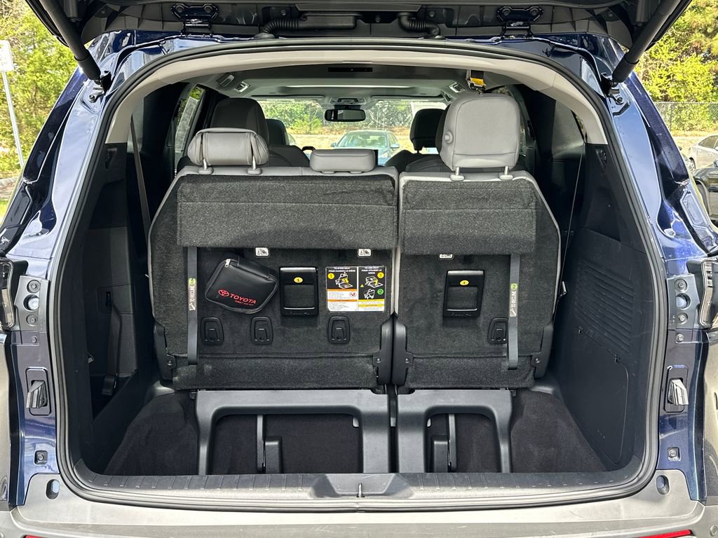 Used 2025 Toyota Sienna XLE image 6