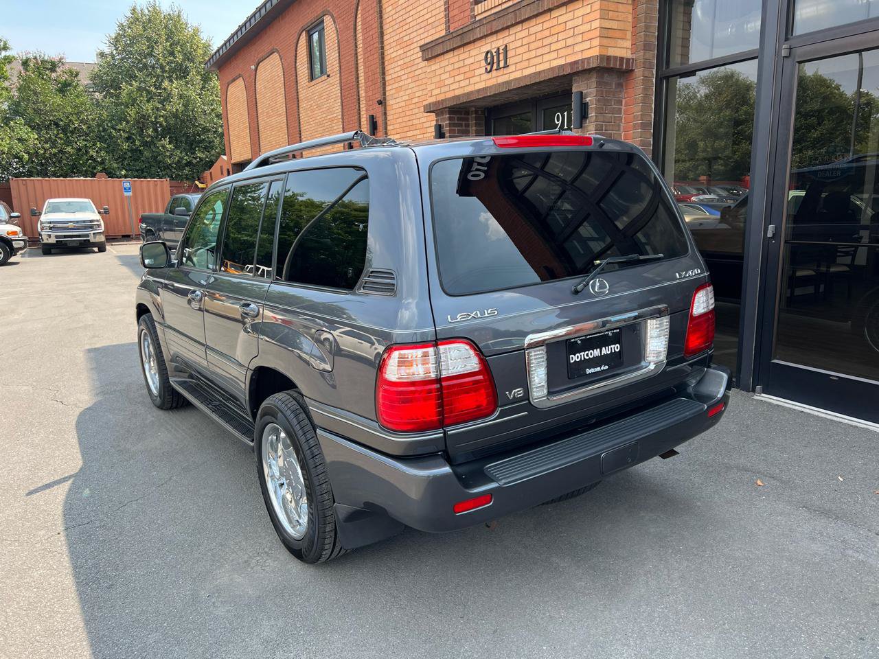 Used 2005 Lexus LX 470 4WD w/ Preferred Accessory Pkg image 5