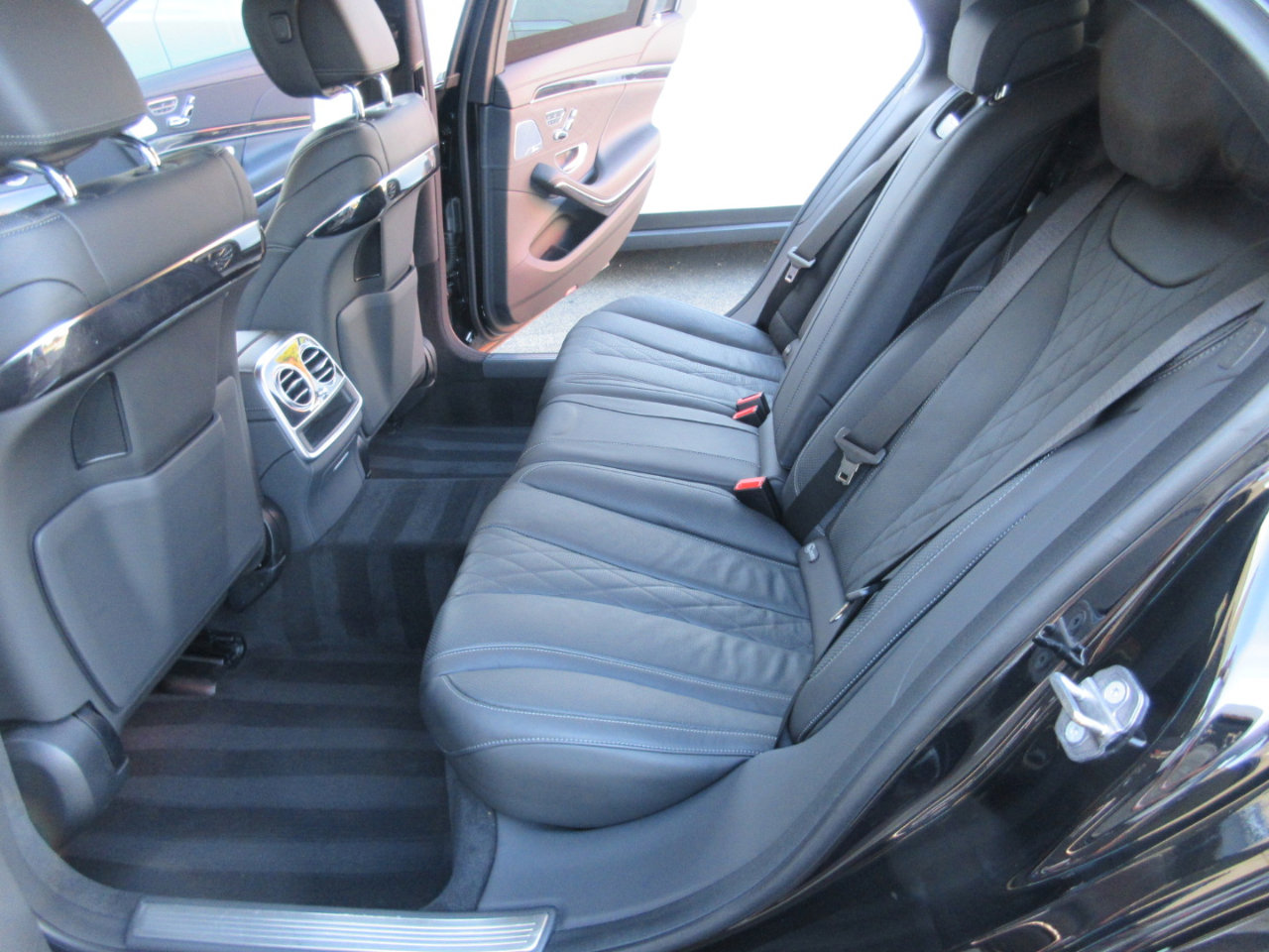 Used 2020 Mercedes-Benz S 560 Sedan w/ AMG Line Exterior image 36