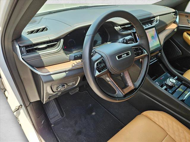 Used 2025 Jeep Grand Cherokee Summit w/ Obsidian Package AWD/4WD image 9