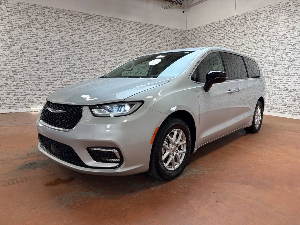 Used 2024 Chrysler Pacifica Touring-L image 3