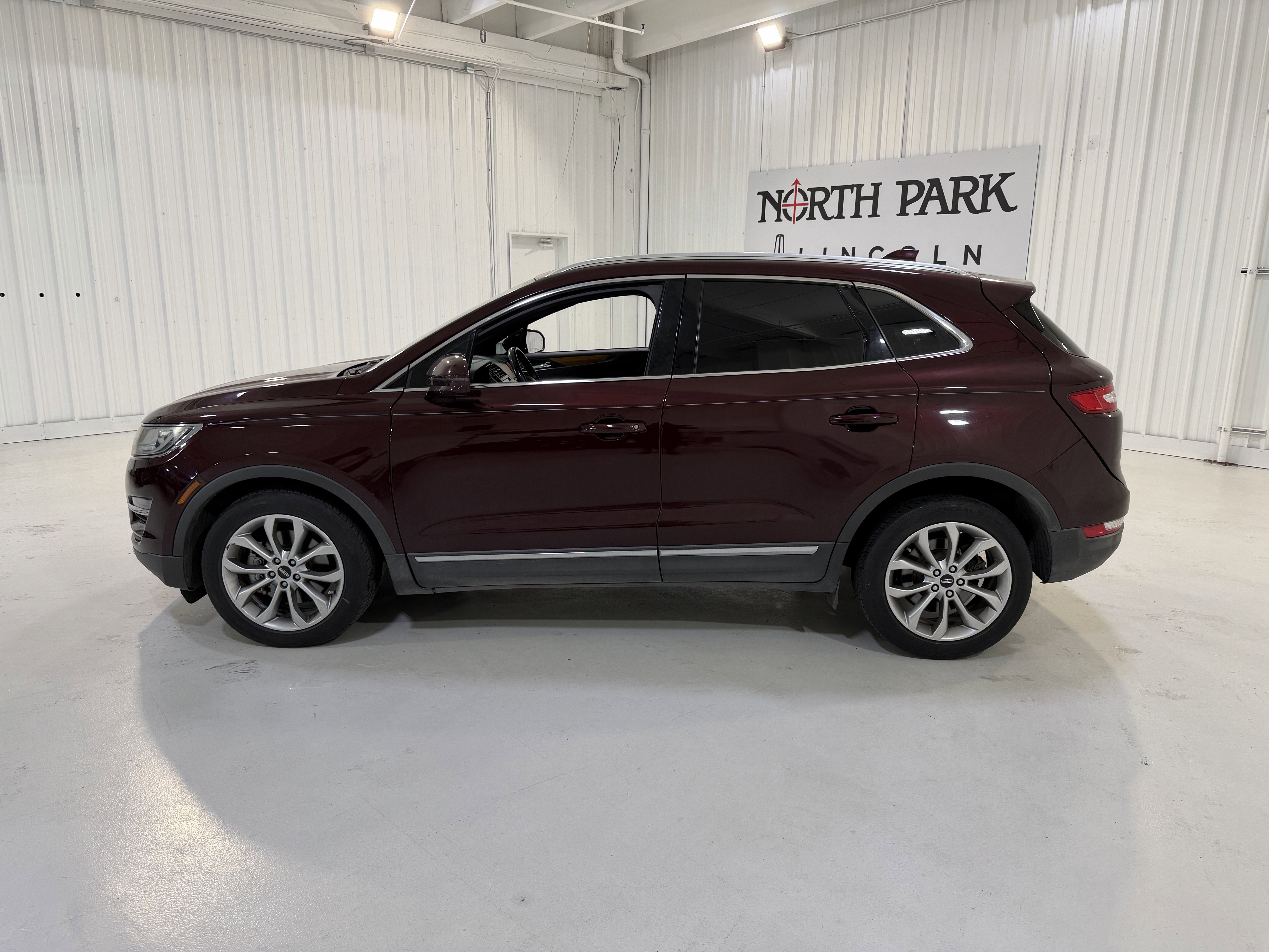 Used 2018 Lincoln MKC Select w/ Select Plus Package FWD image 2
