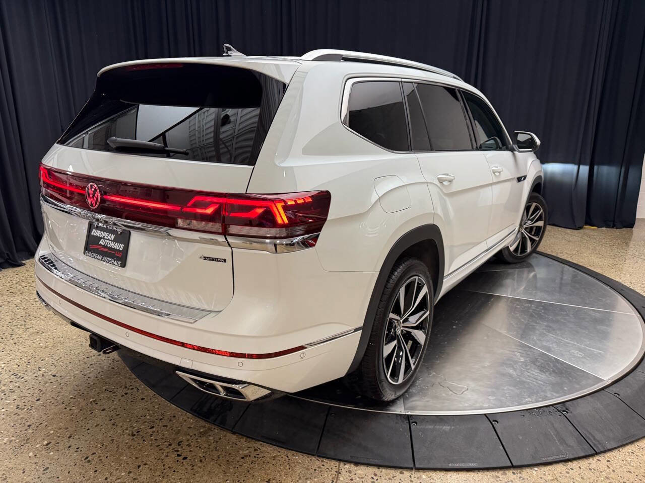 Used 2024 Volkswagen Atlas SEL Premium R-Line image 8