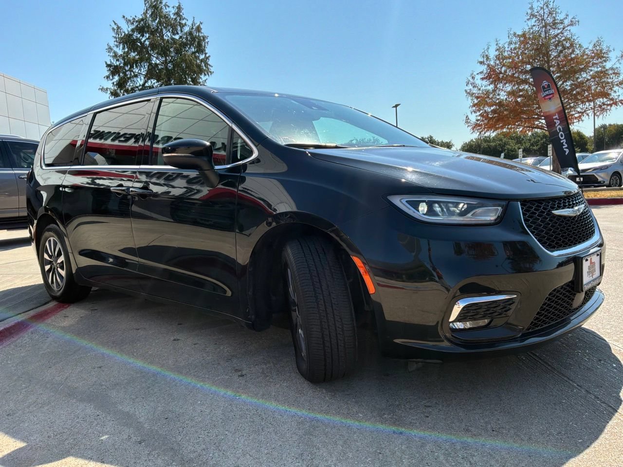 Used 2023 Chrysler Pacifica Touring-L FWD image 4