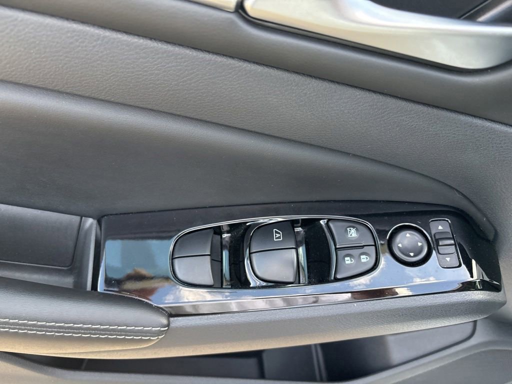Used 2025 Nissan Altima 2.5 SL FWD image 12