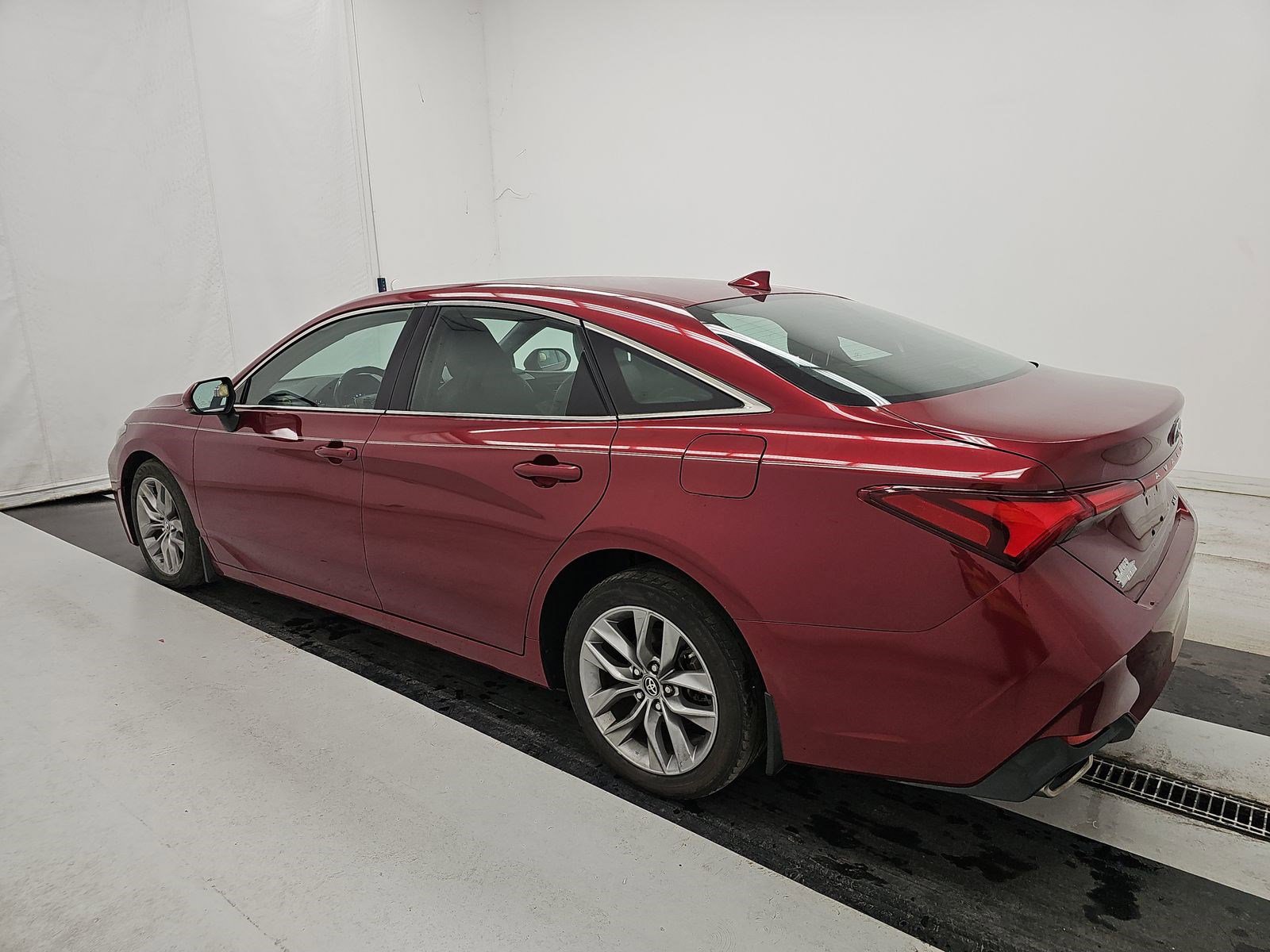 Used 2019 Toyota Avalon XLE w/ Moonroof Package image 6