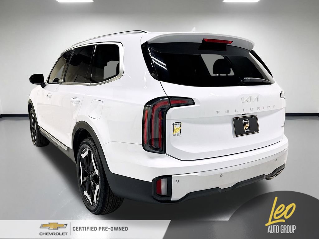 Used 2024 Kia Telluride EX w/ EX Captain's Chair Package image 9