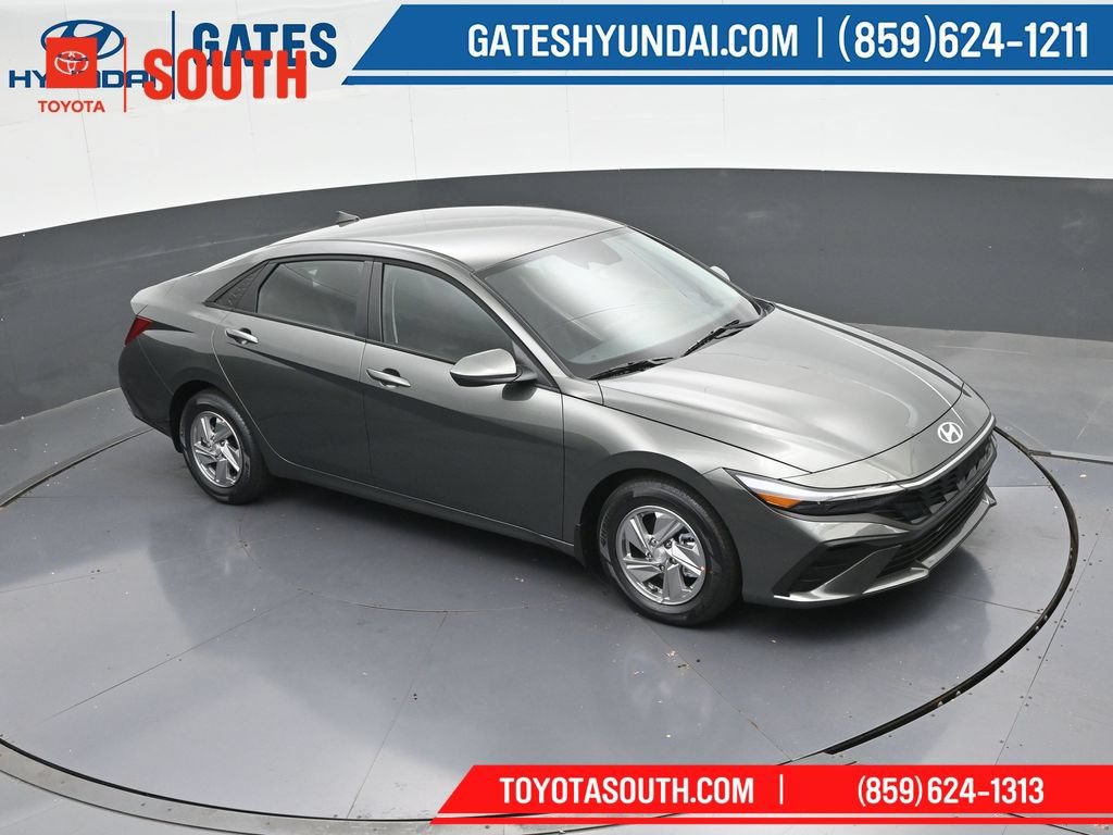 Used 2025 Hyundai Elantra SE FWD image 42