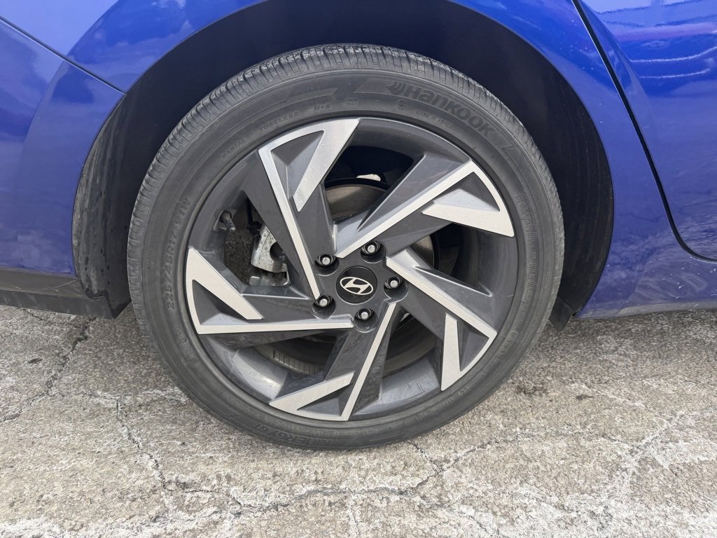Used 2025 Hyundai Elantra Limited image 4