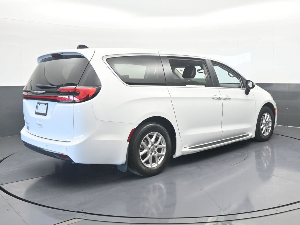 Used 2023 Chrysler Pacifica Touring-L image 6