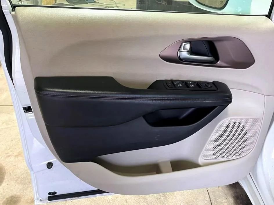 Used 2019 Chrysler Pacifica Touring-L Plus image 18