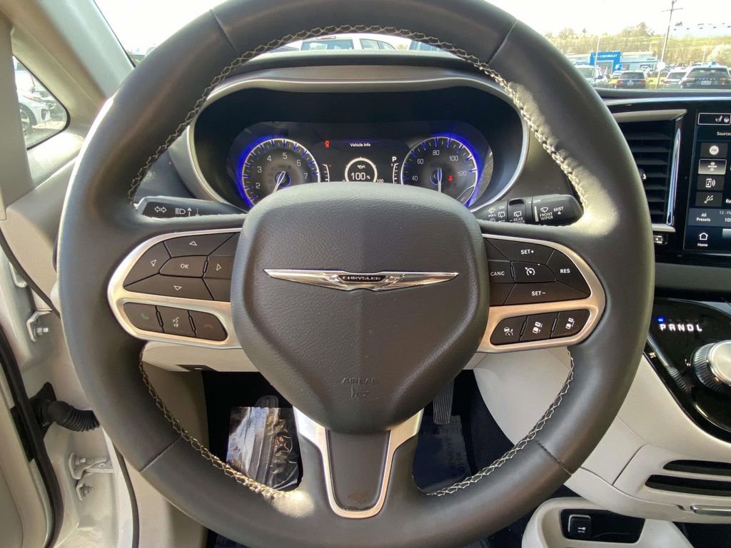 Used 2023 Chrysler Pacifica Touring-L image 18