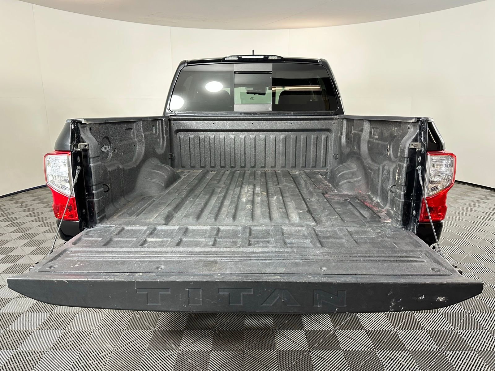 Used 2023 Nissan Titan SV image 28