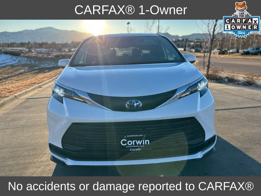 Used 2025 Toyota Sienna LE image 2