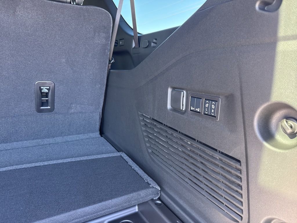 New 2026 GMC Yukon XL Elevation w/ LPO, Elevation Black Package image 33