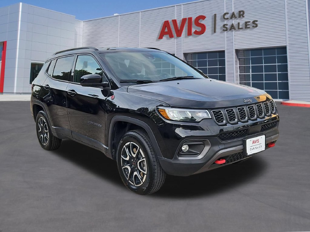 Used 2025 Jeep Compass Trailhawk AWD/4WD image 3