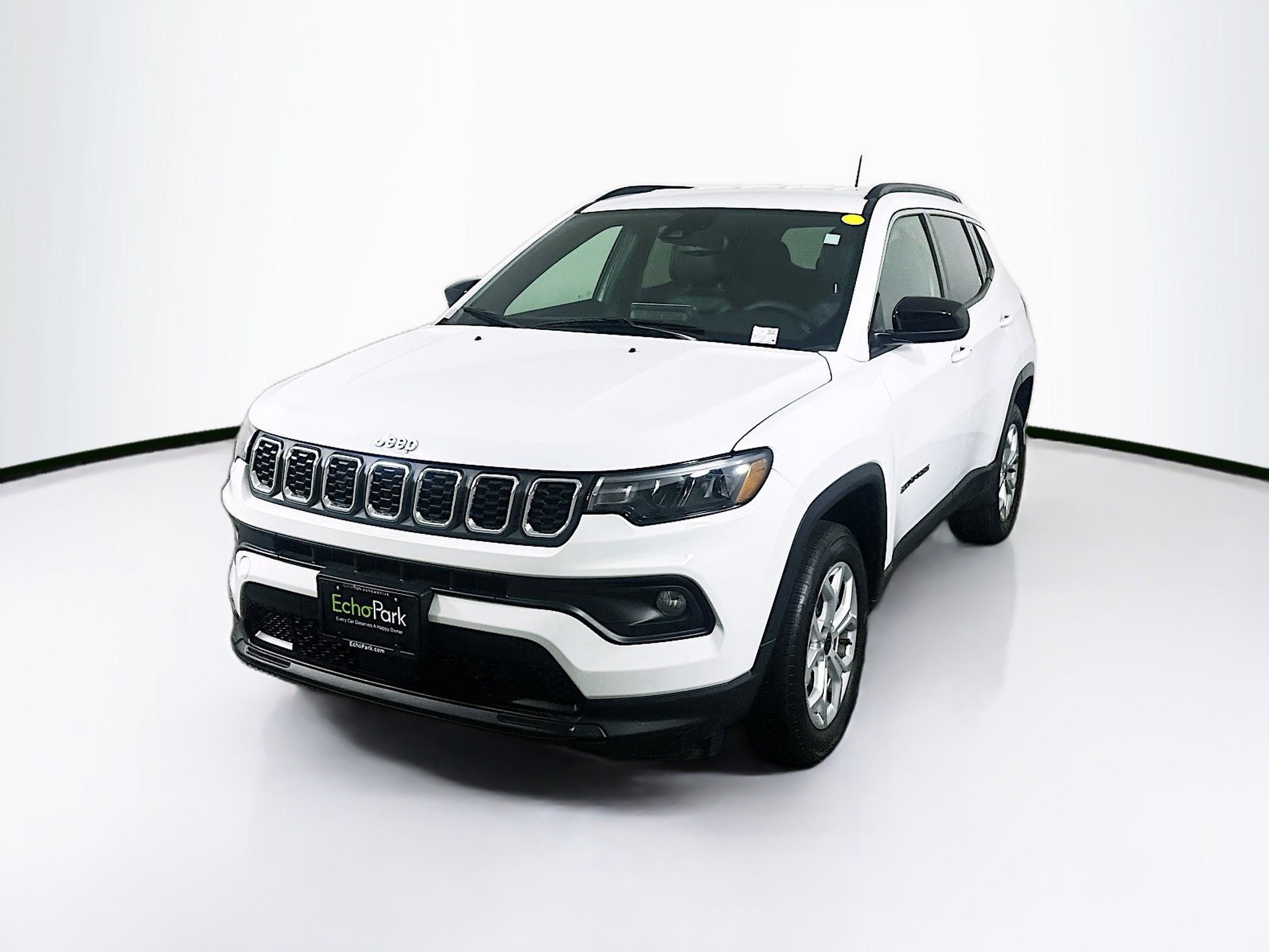Used 2025 Jeep Compass Latitude AWD/4WD image 3