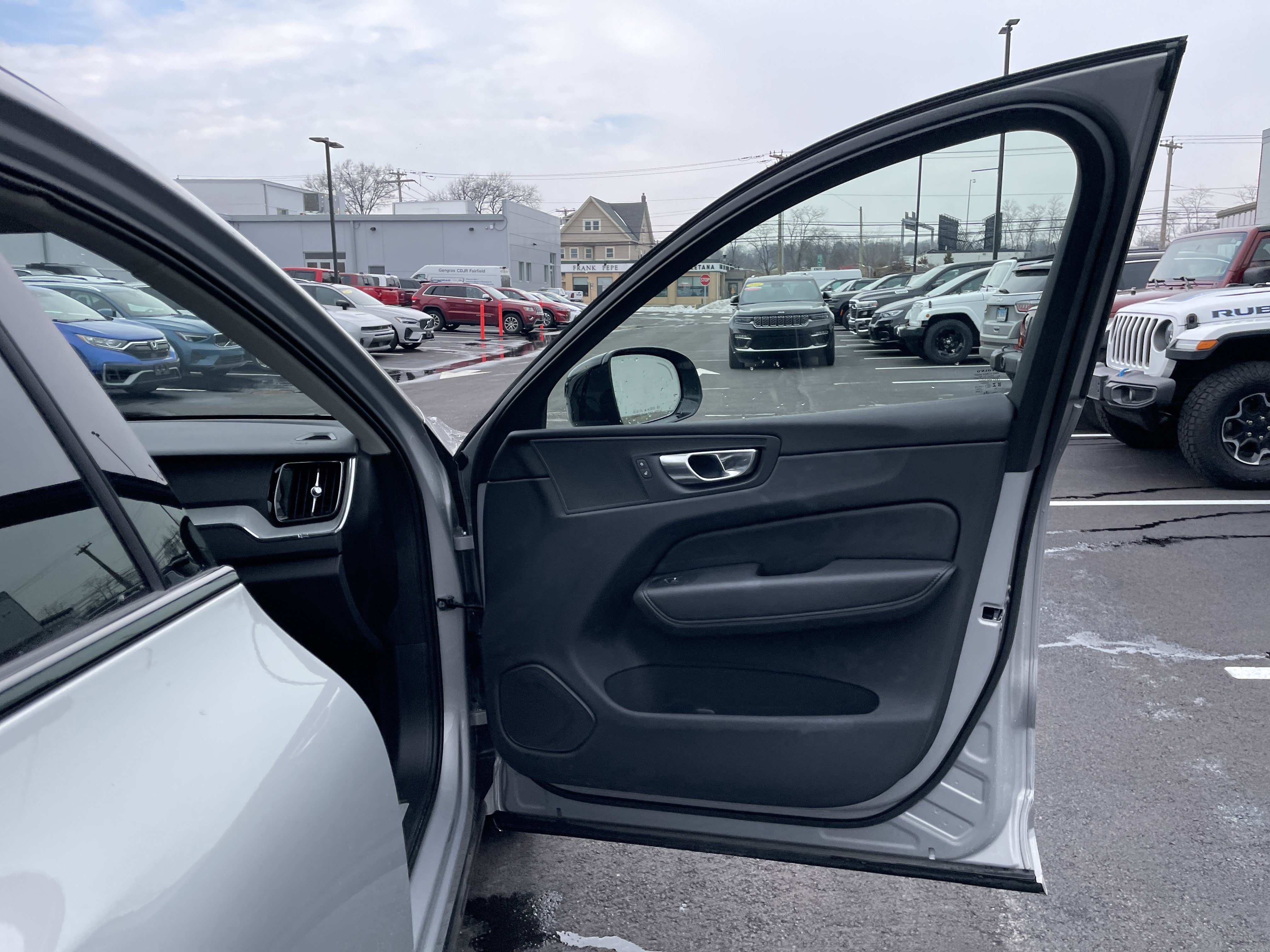 Used 2025 Volvo XC60 B5 Plus image 9