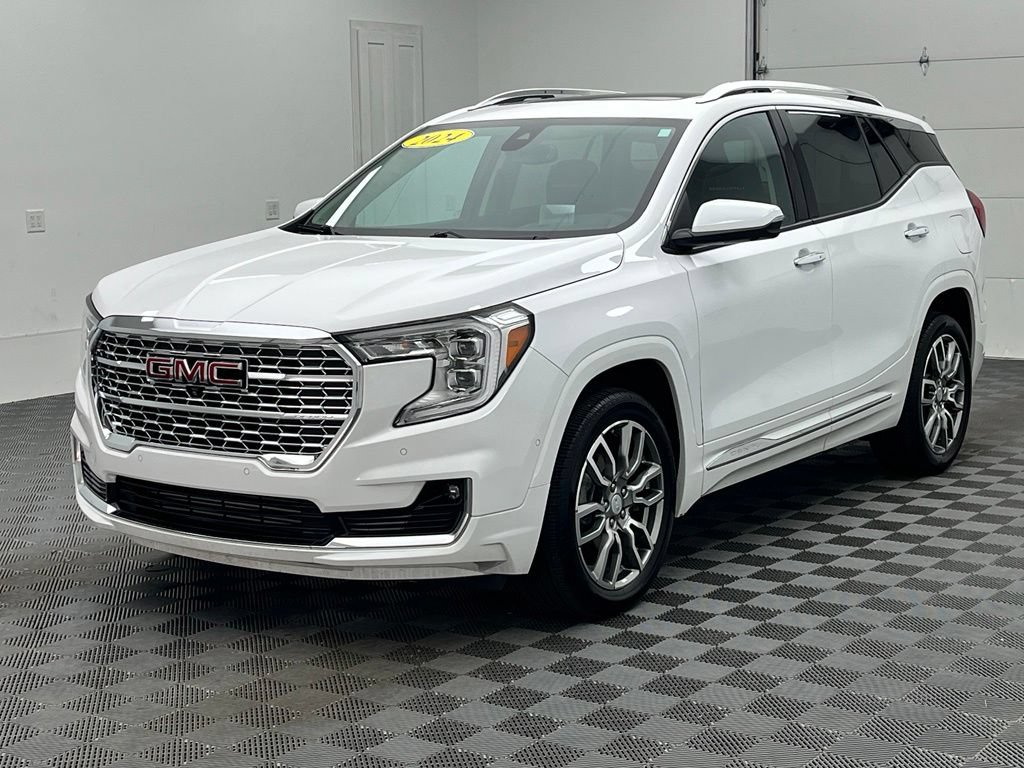 Used 2024 GMC Terrain Denali w/ Denali Premium Package AWD/4WD image 2