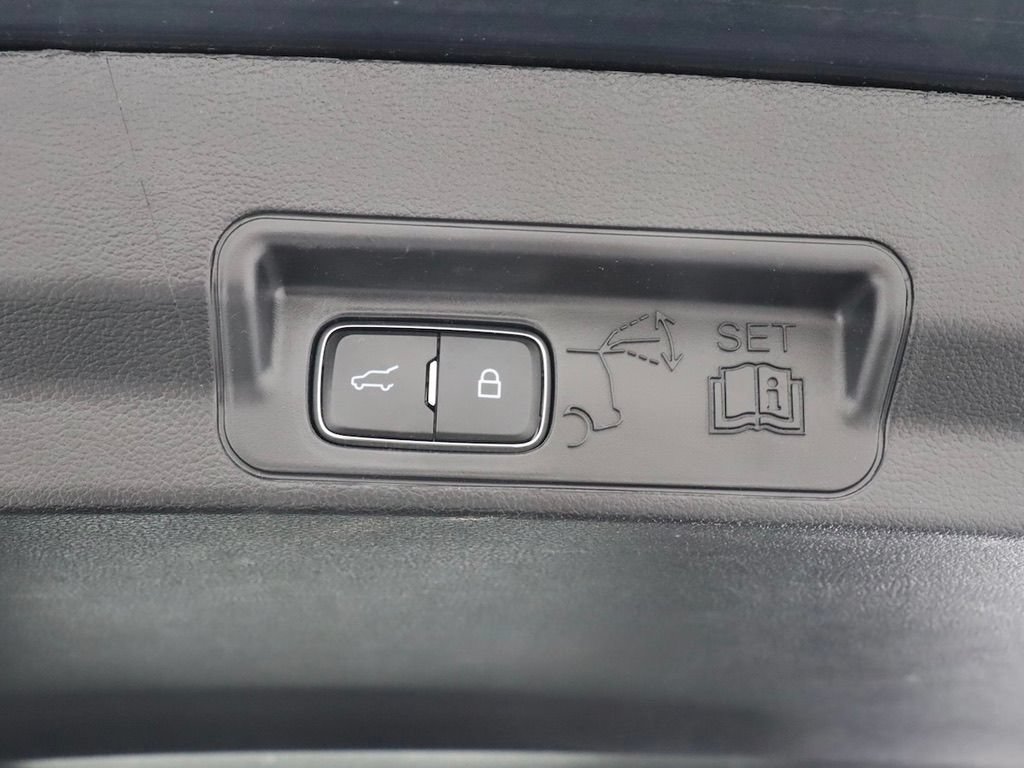 Used 2022 Ford Explorer XLT w/ Equipment Group 202A AWD/4WD image 41
