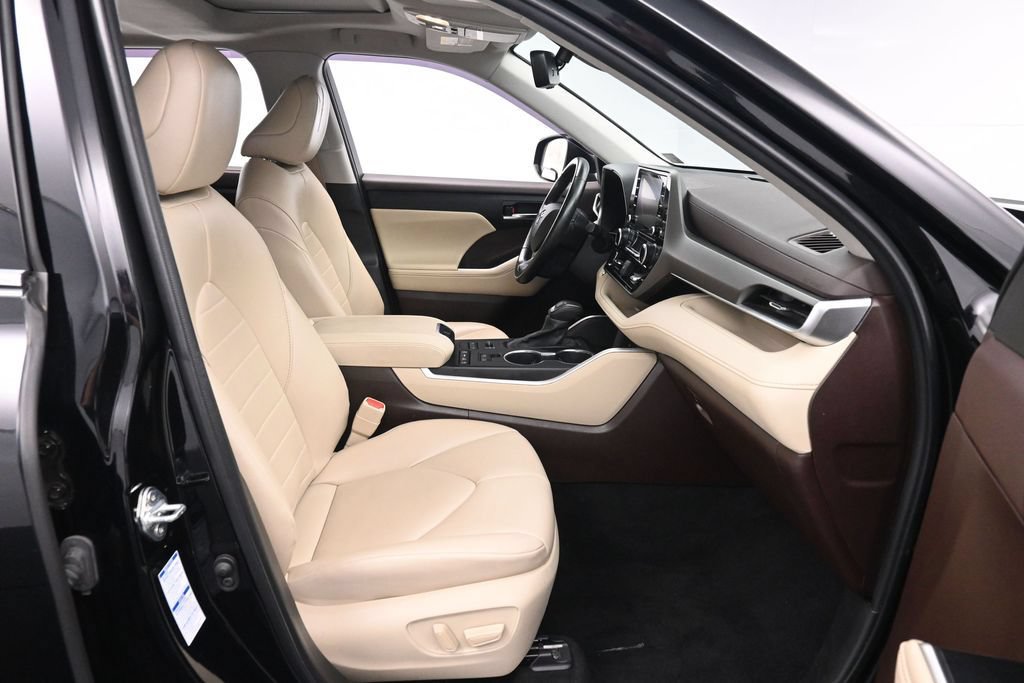 Used 2022 Toyota Highlander XLE AWD/4WD image 27