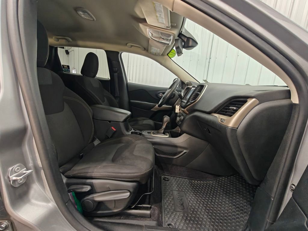 Used 2017 Jeep Cherokee Latitude w/ Cold Weather Group image 21