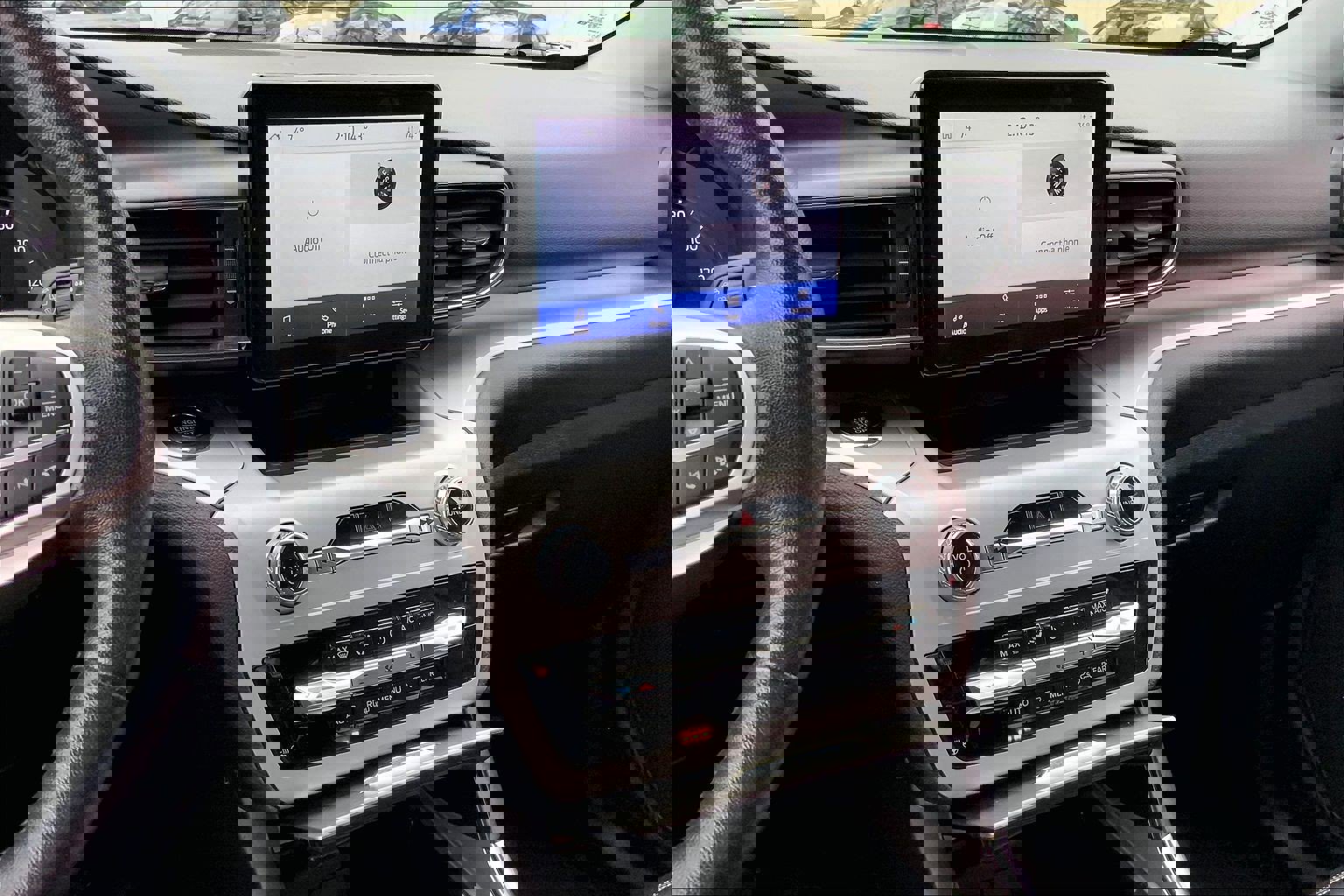 Used 2023 Ford Explorer XLT w/ Equipment Group 202A image 8