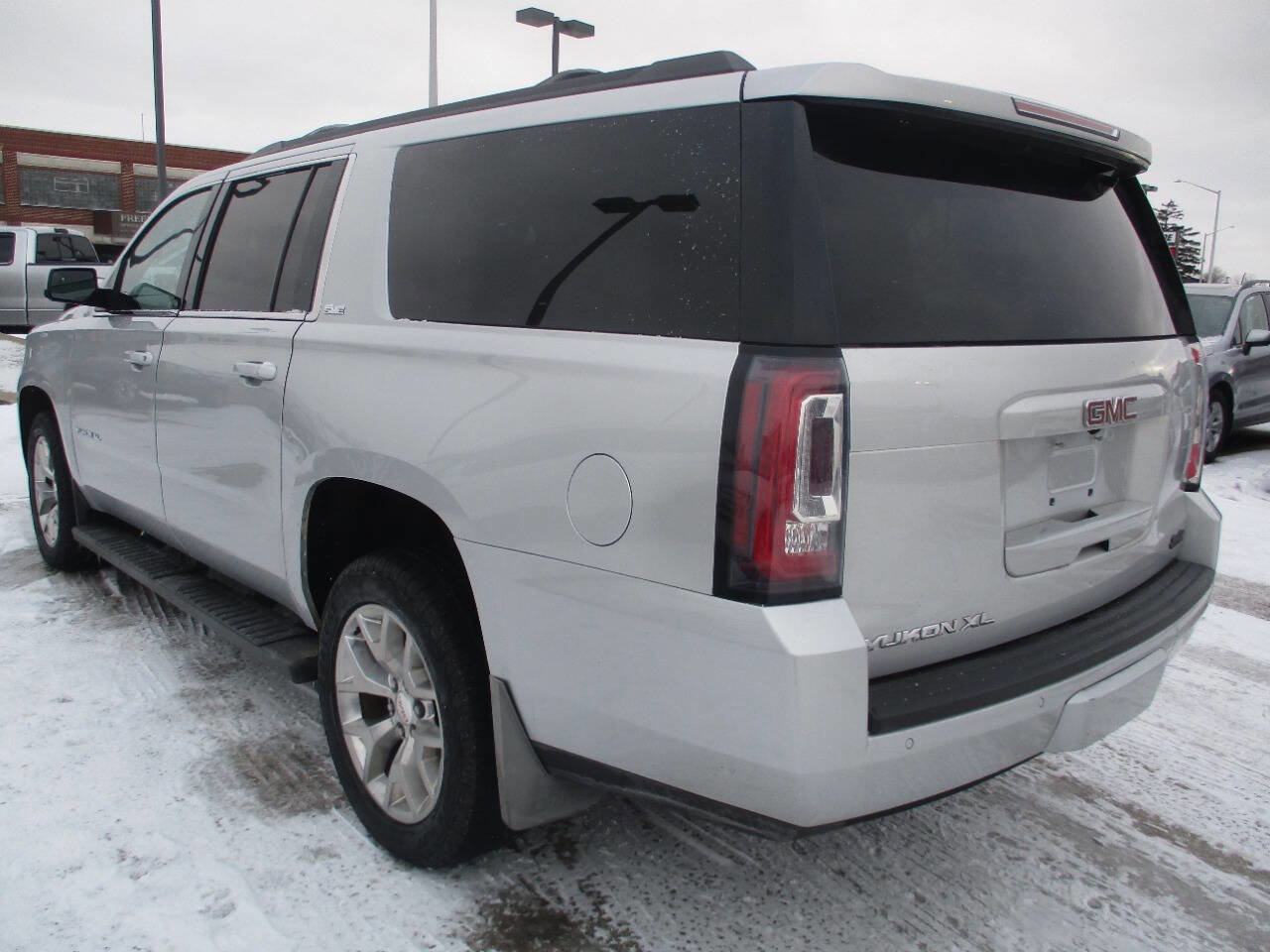 Used 2018 GMC Yukon XL SLE w/ SLE Value Package image 4