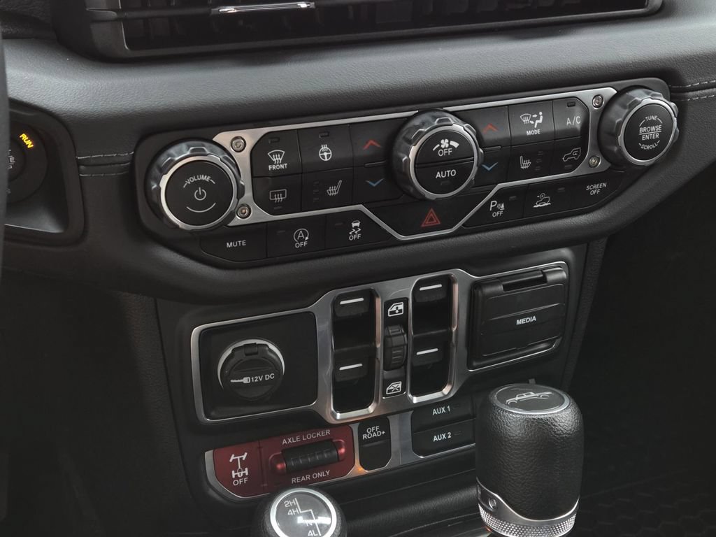 Used 2024 Jeep Gladiator Mojave w/ Safety Group AWD/4WD image 17